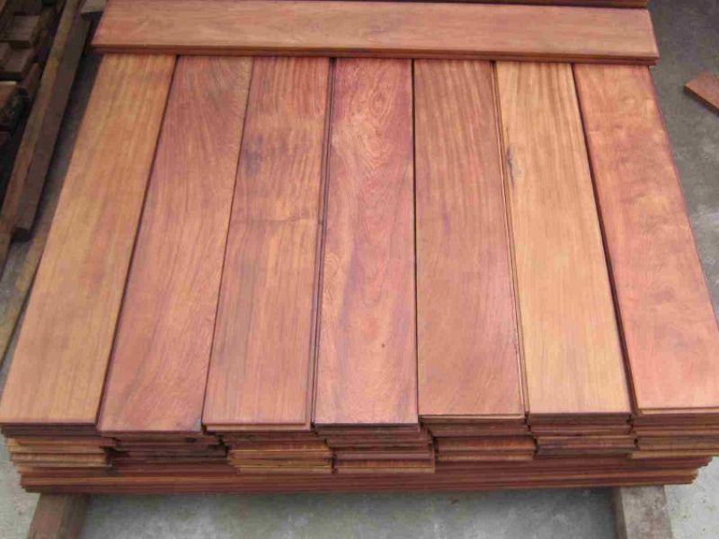 Vách tivi phòng khách gỗ tự nhiên