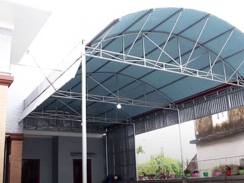 thiết kế mái che sân trước nhà ống