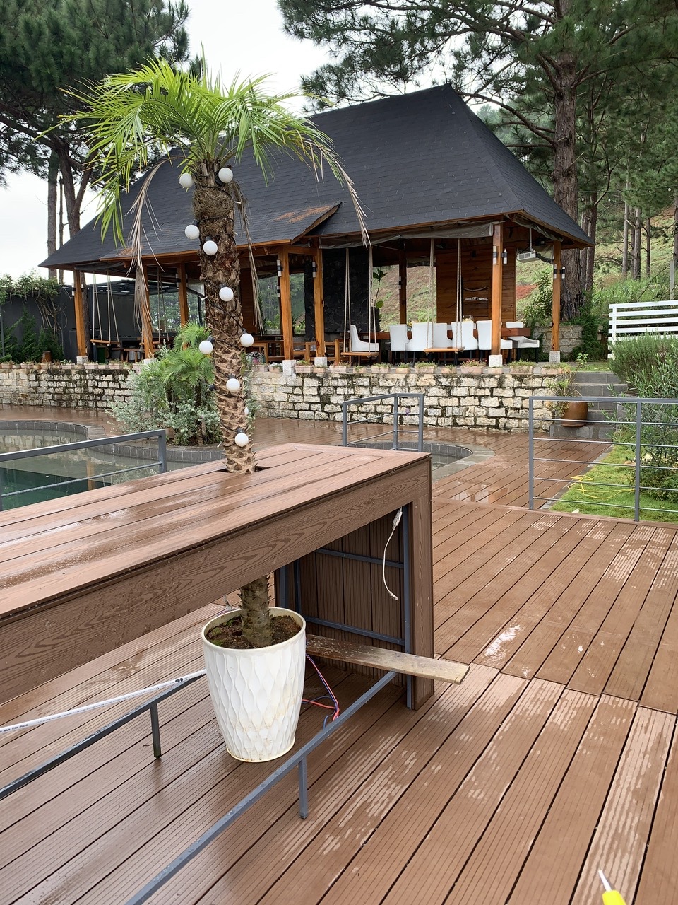 Cải Tạo 95m2 Sàn Hồ Bơi Gỗ Nhựa WPC Tại Lâm Hà Lâm Đồng – Ferino