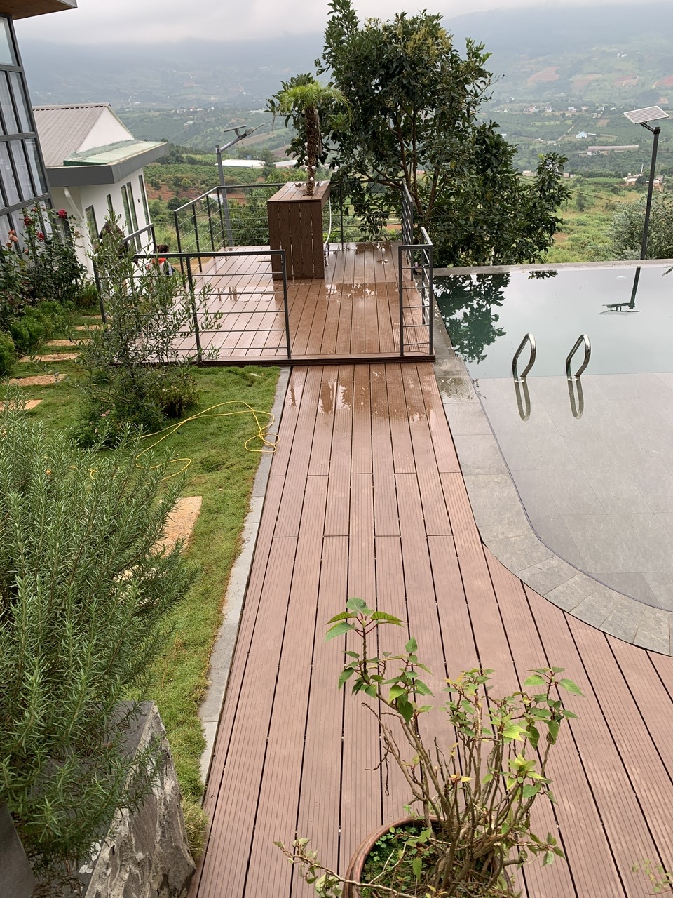 Cải Tạo 95m2 Sàn Hồ Bơi Gỗ Nhựa WPC Tại Lâm Hà Lâm Đồng – Ferino