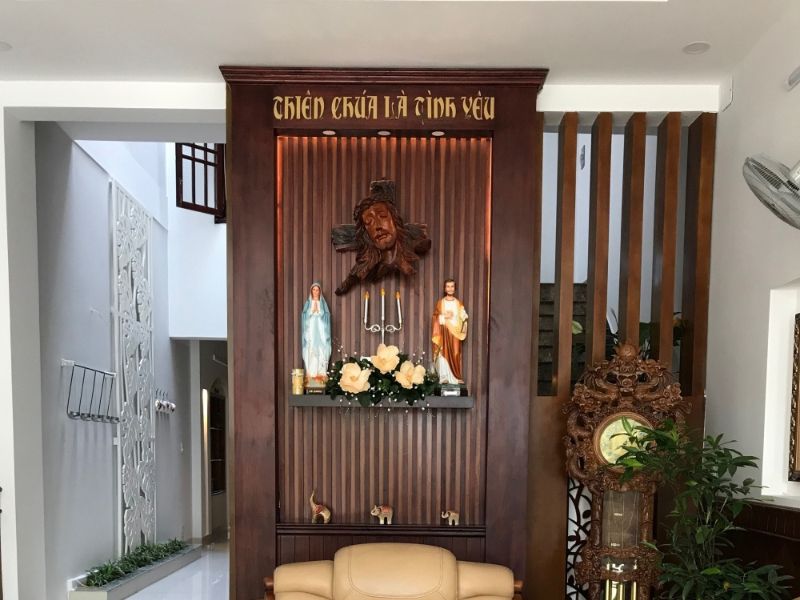 bố trí bàn thờ trong phòng khách nhà ống