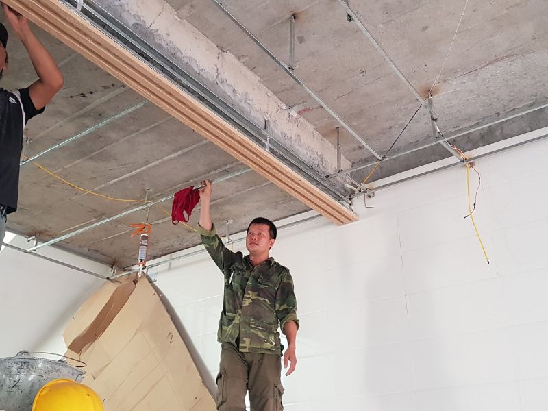 thi công trần nhựa giả gỗ tại Thanh Hóa