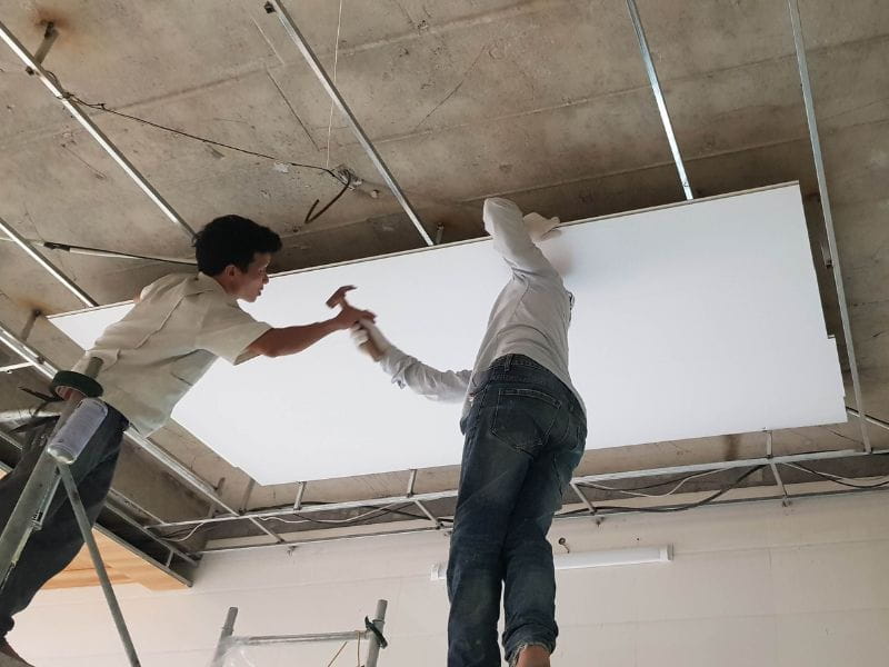 tiêu chuẩn thi công và nghiệm thu trần nhựa
