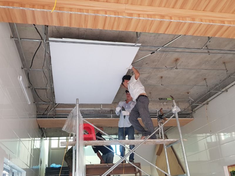 tiêu chuẩn thi công và nghiệm thu trần nhựa
