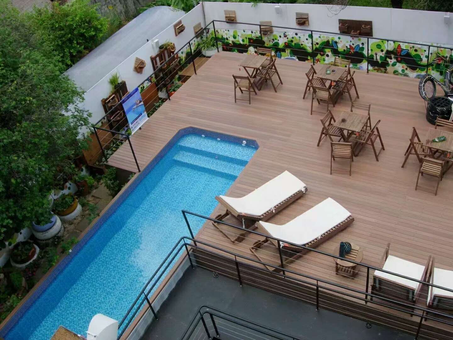 Thi công decking WPC quanh hồ bơi