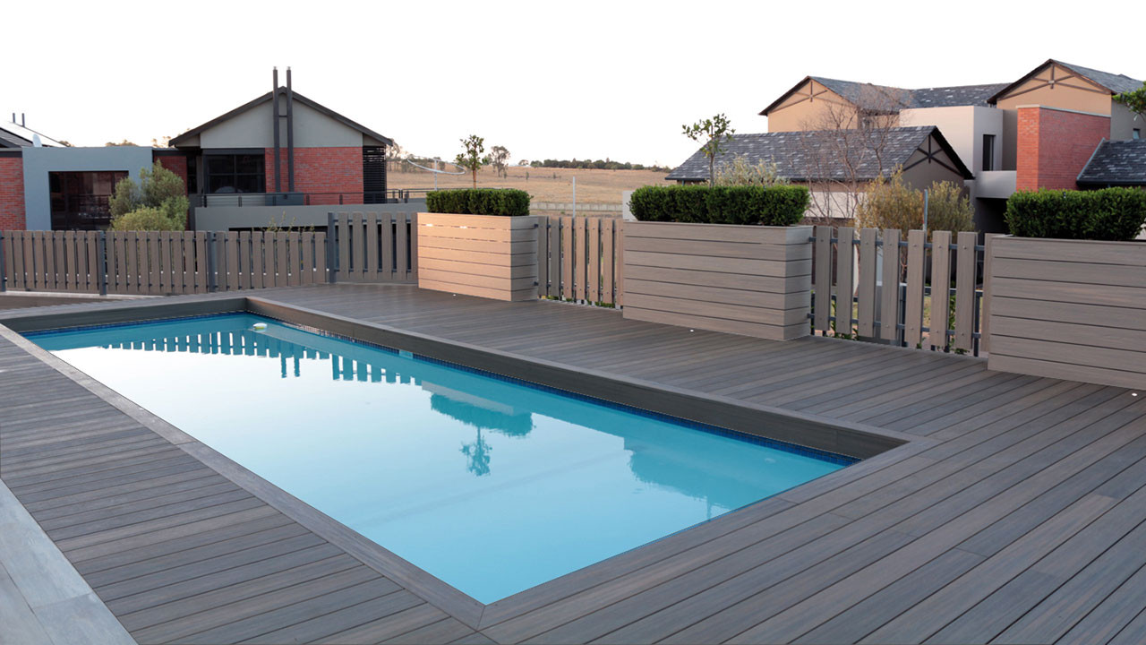 Khe thoát nước giữa thanh decking hồ bơi