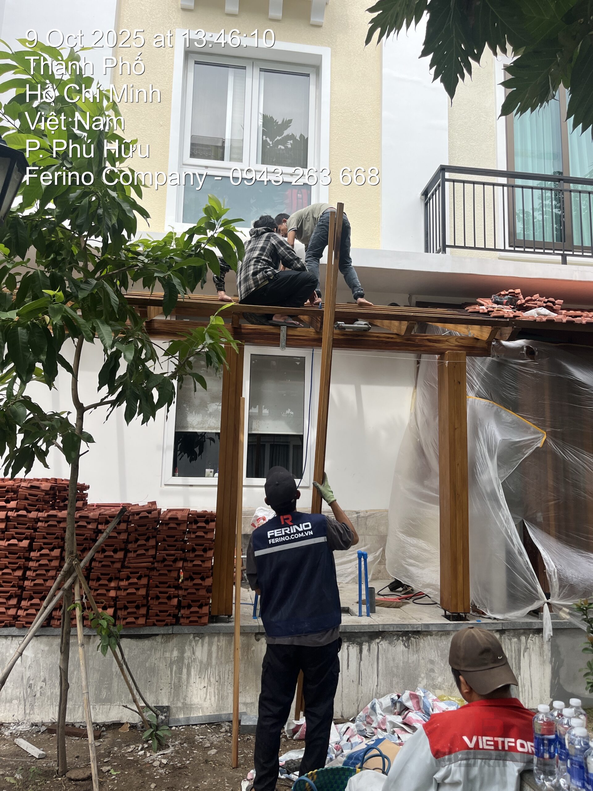 Mái hiên gỗ thông biến tính hoàn thiện cho biệt thự