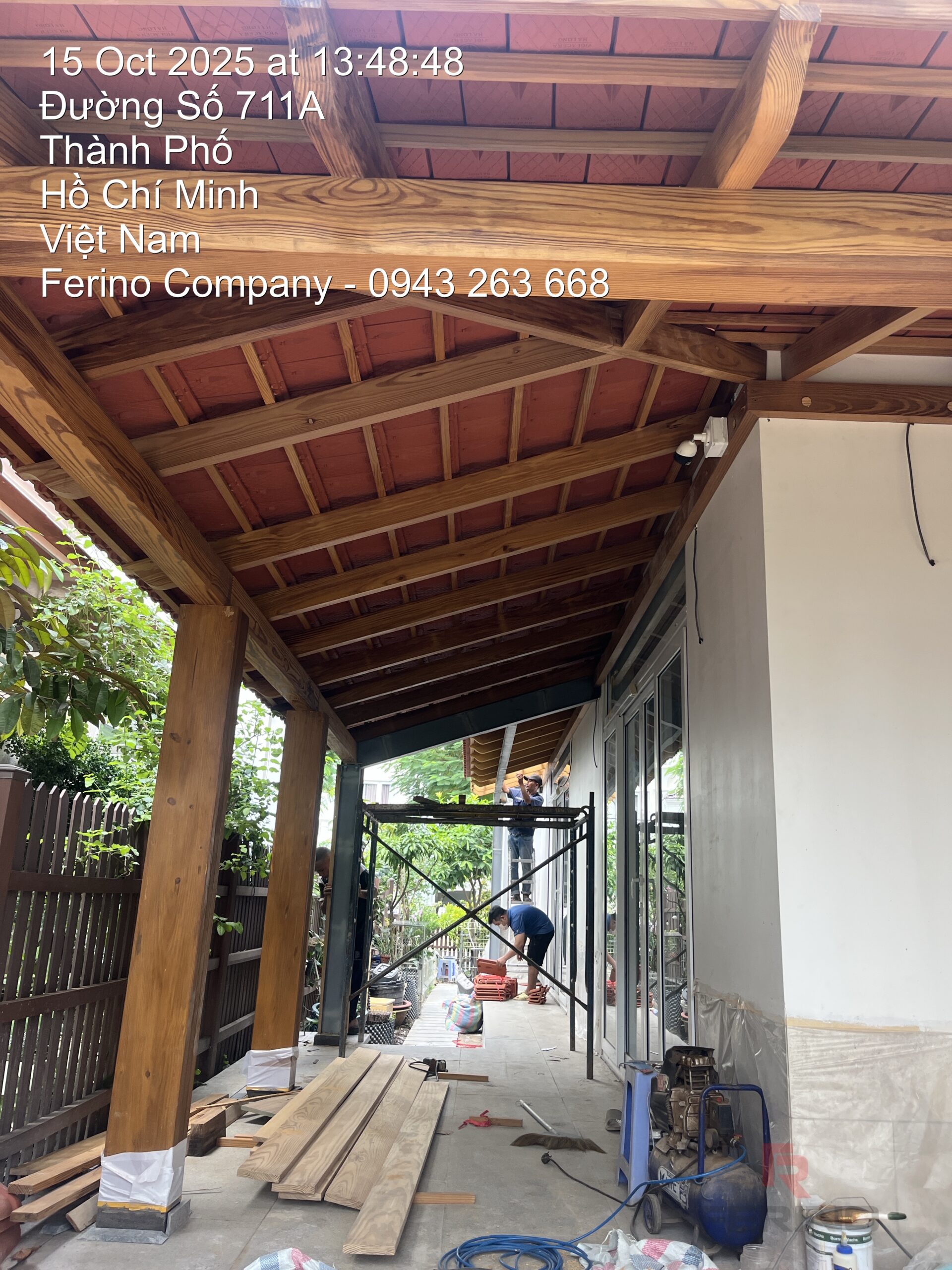 Ferino thi công gỗ thông biến tính cho mái hiên biệt thự