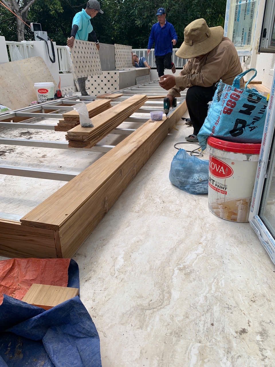 thi công sàn gỗ Teak Lào ngoài trời