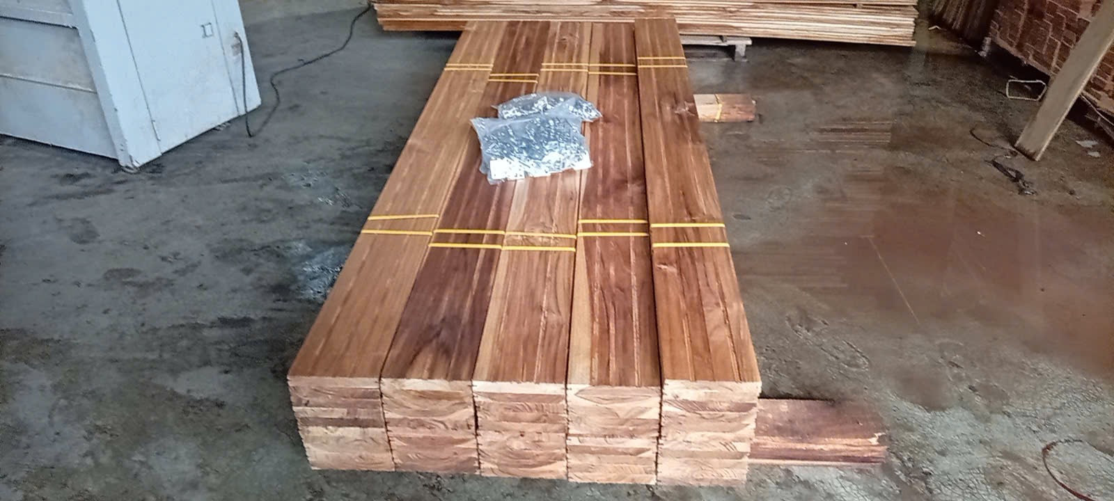 Phôi thi công sàn gỗ Teak Lào ngoài trời