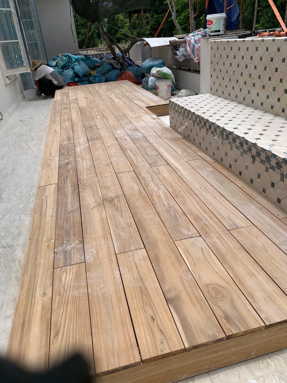 thi công sàn gỗ Teak Lào ngoài trời