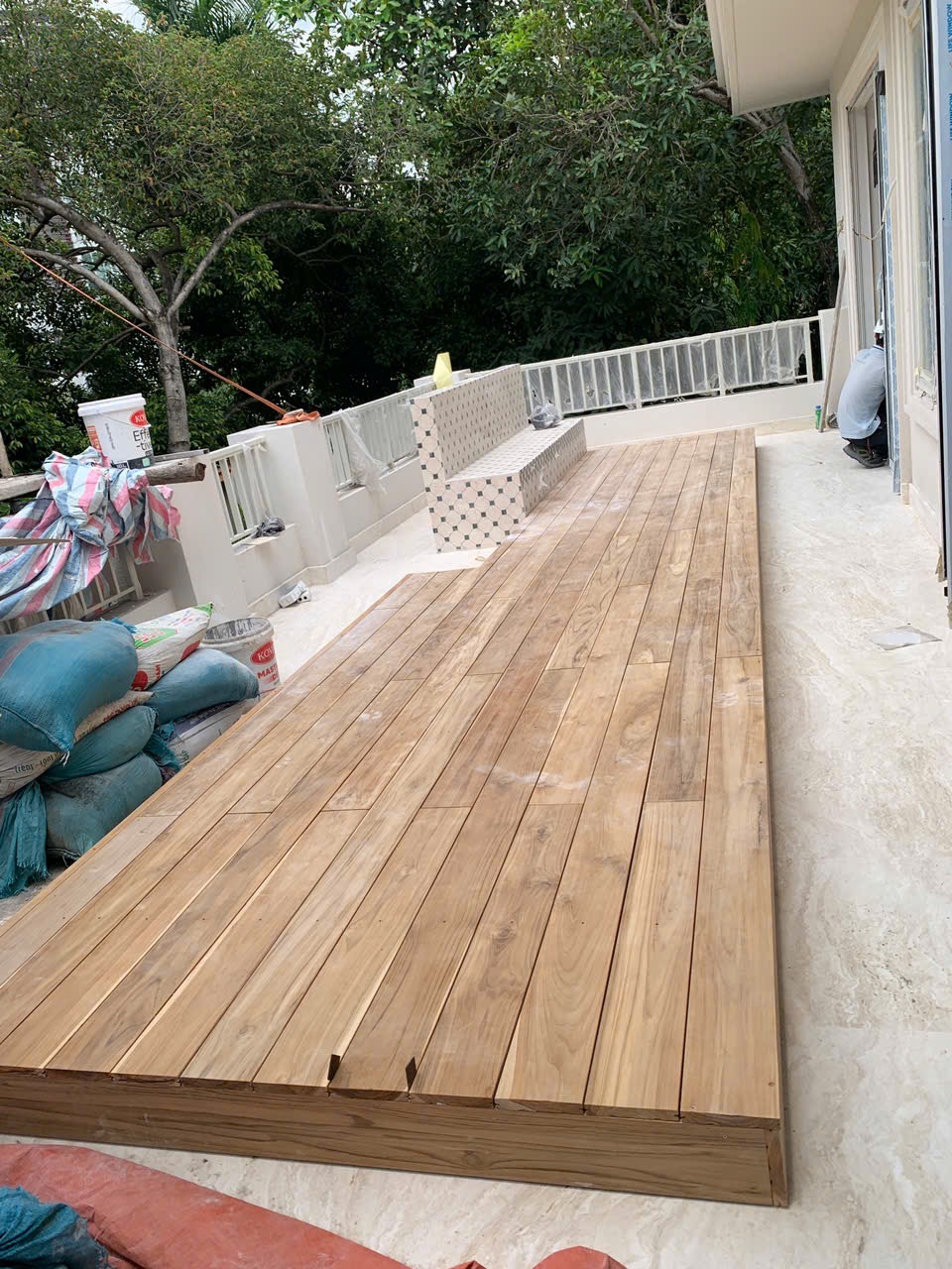 thi công sàn gỗ Teak Lào ngoài trời