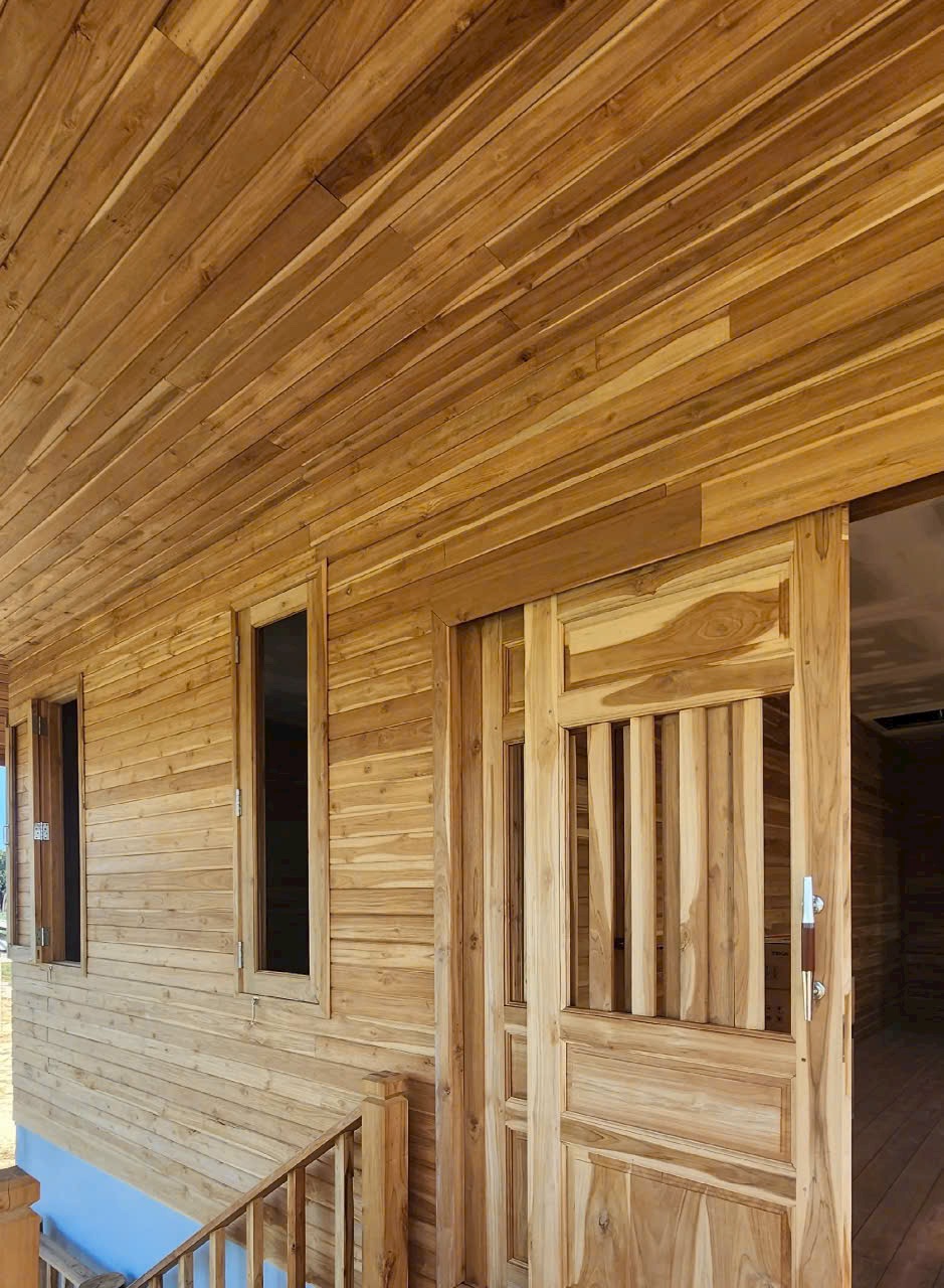 Trần Gỗ Teak Ngoài Trời Giá Thi Công