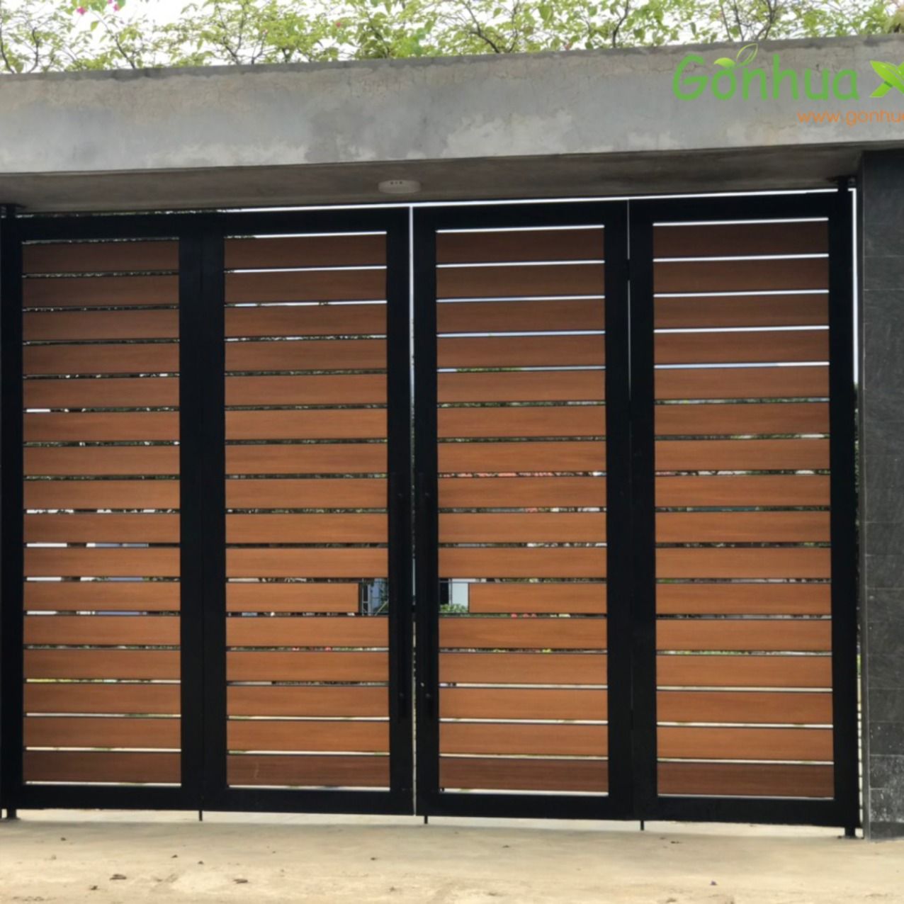 Cổng gỗ nhựa ngoài trời khung sắt với các thanh ốp ngang