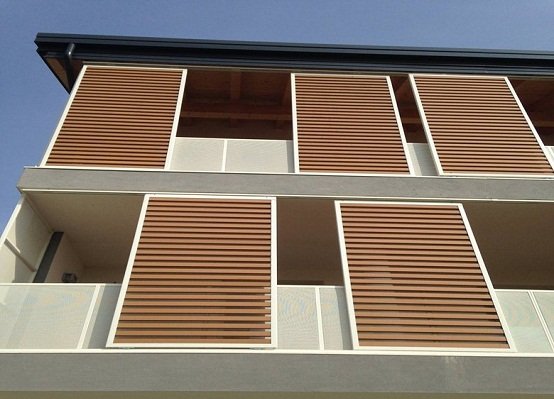 Lam gỗ nhựa mặt tiền kết hợp chắn nắng cho kiến trúc hiện đại