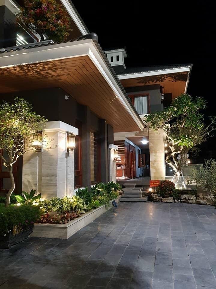 Mặt tiền ngoại thất kết hợp các mảng vật liệu màu gỗ