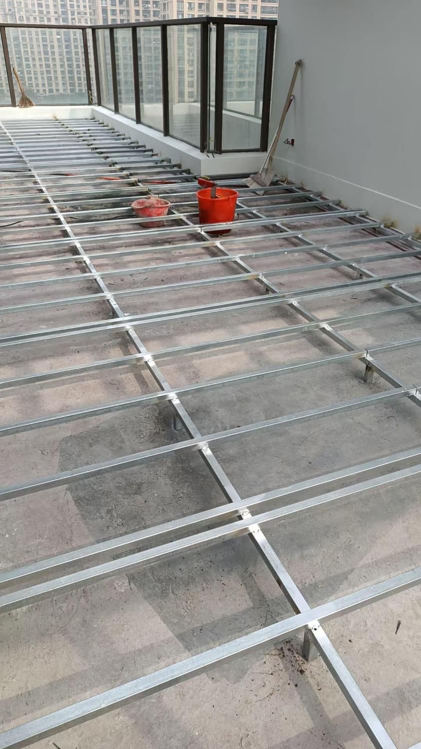 Hệ xương sàn gỗ nhựa trên sân thượng