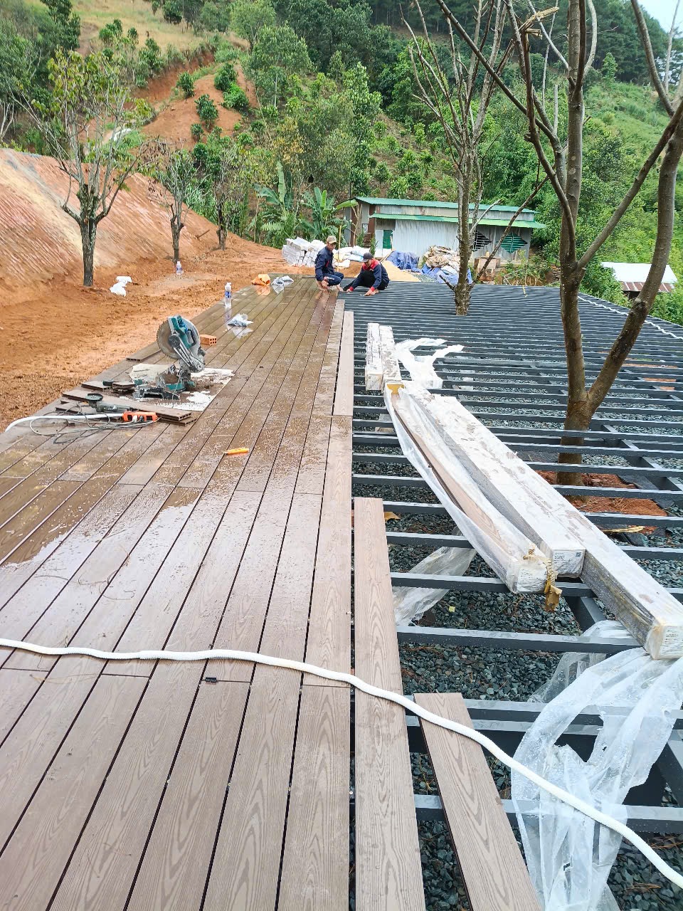 cách làm khung xương sàn gỗ nhựa