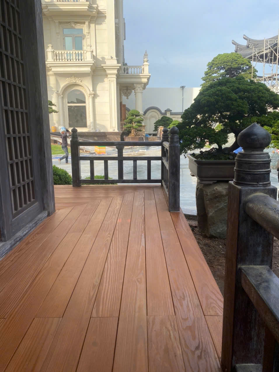 sàn gỗ thông biến tính