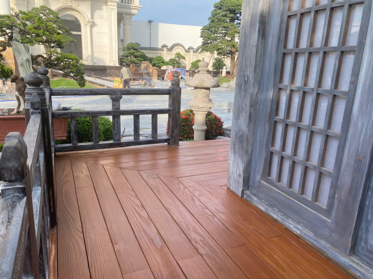 sàn gỗ thông biến tính cho hồ bơi