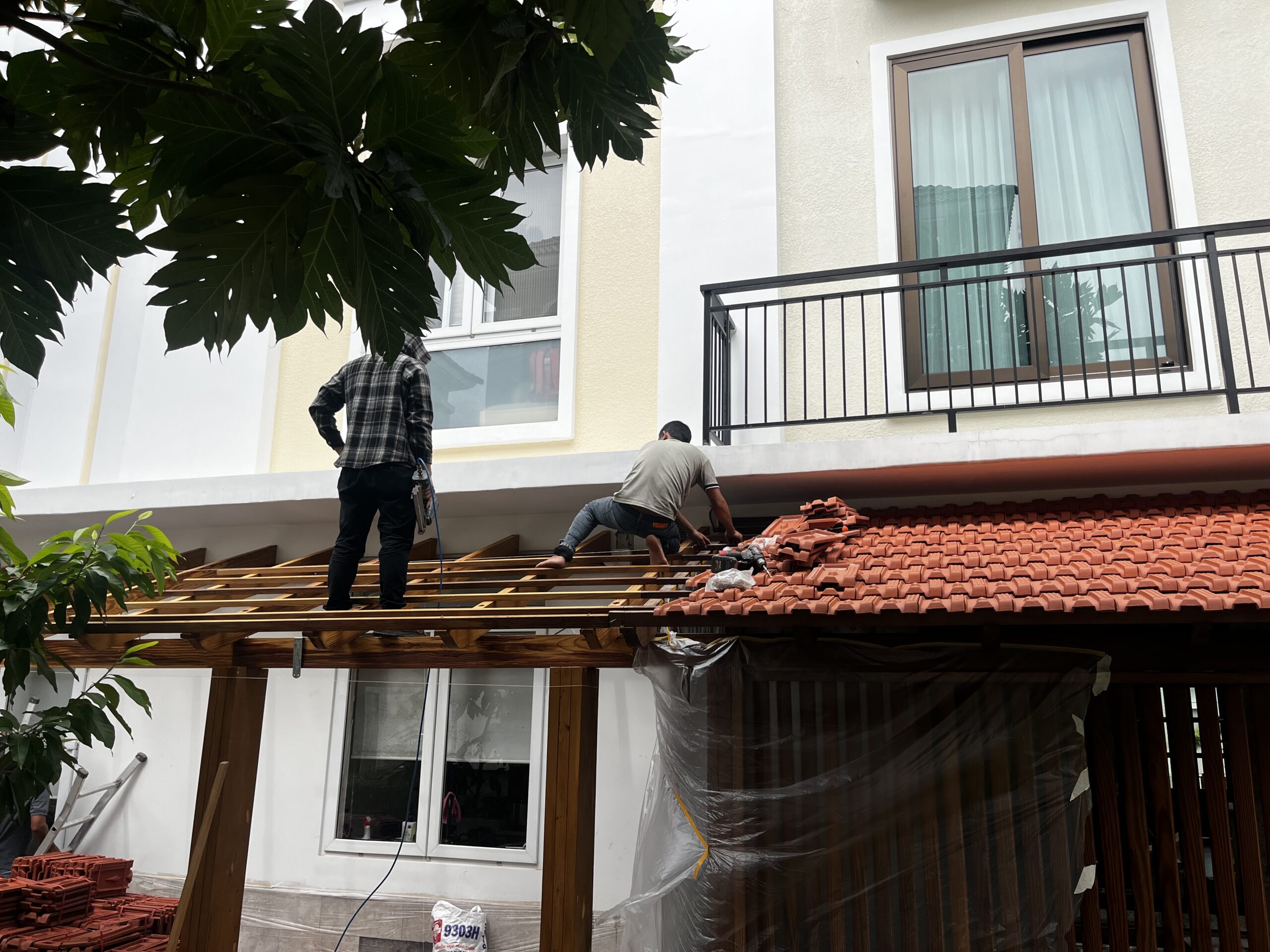 Chi tiết kết cấu mái hiên gỗ thông biến tính
