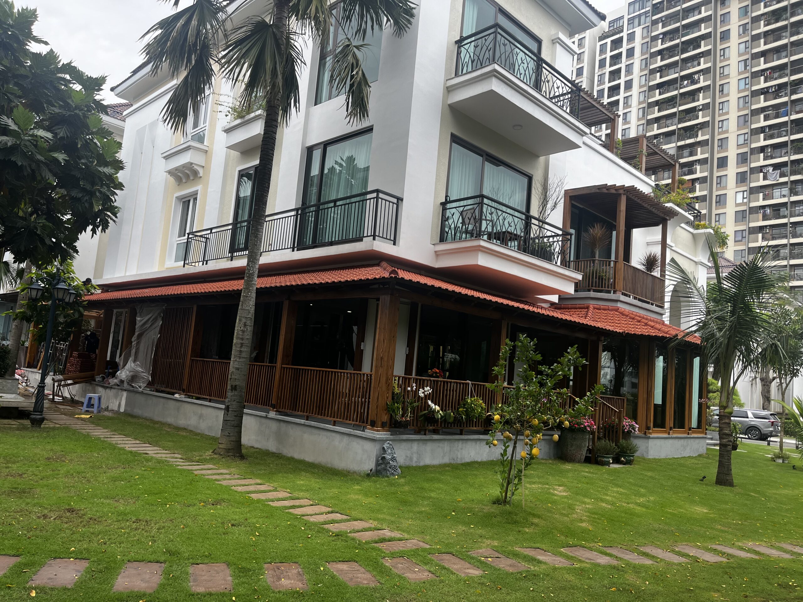 Lắp đặt mái hiên gỗ thông biến tính ngoài trời