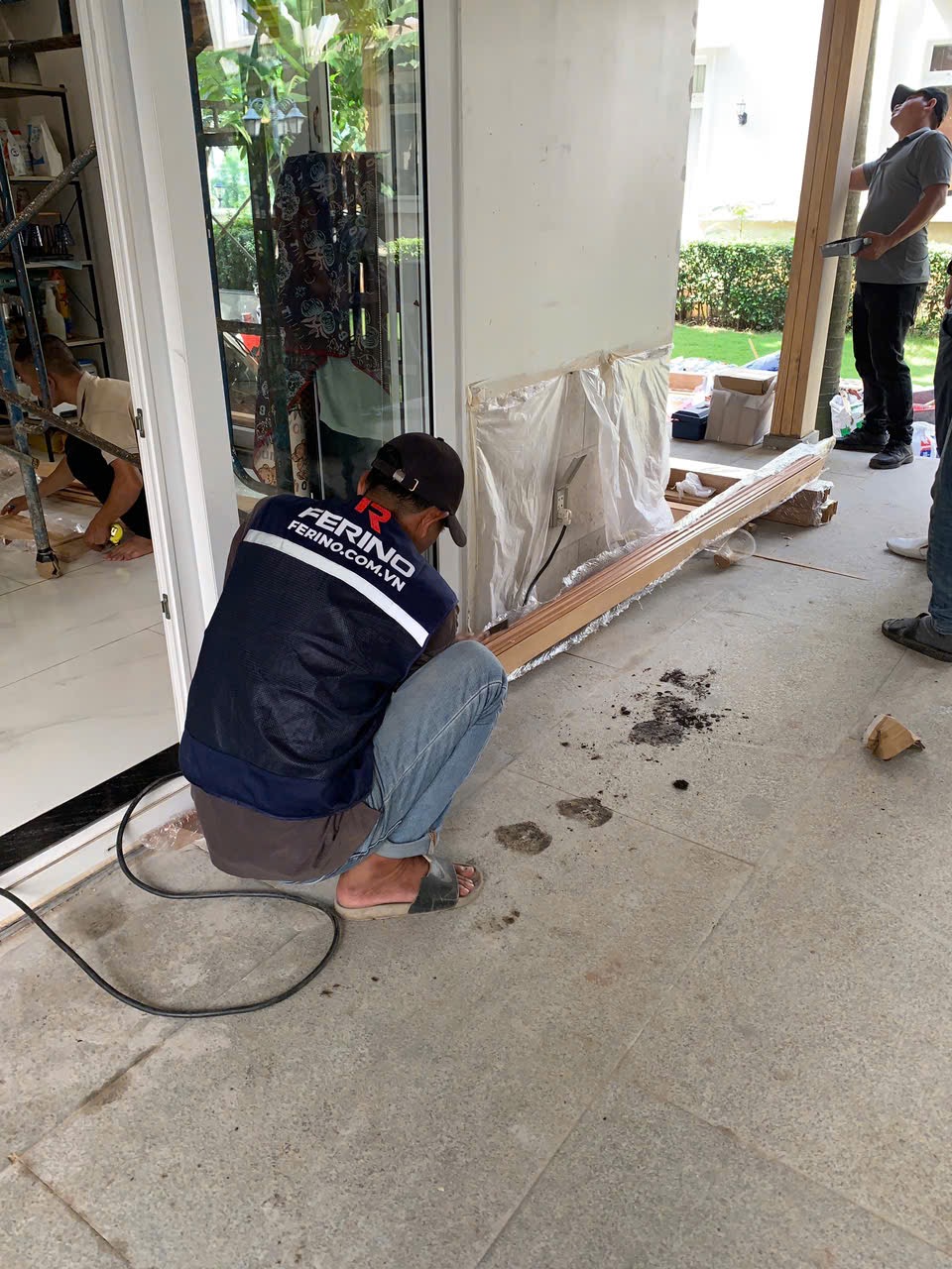 Khung mái hiên gỗ thông biến tính kết hợp mái ngói