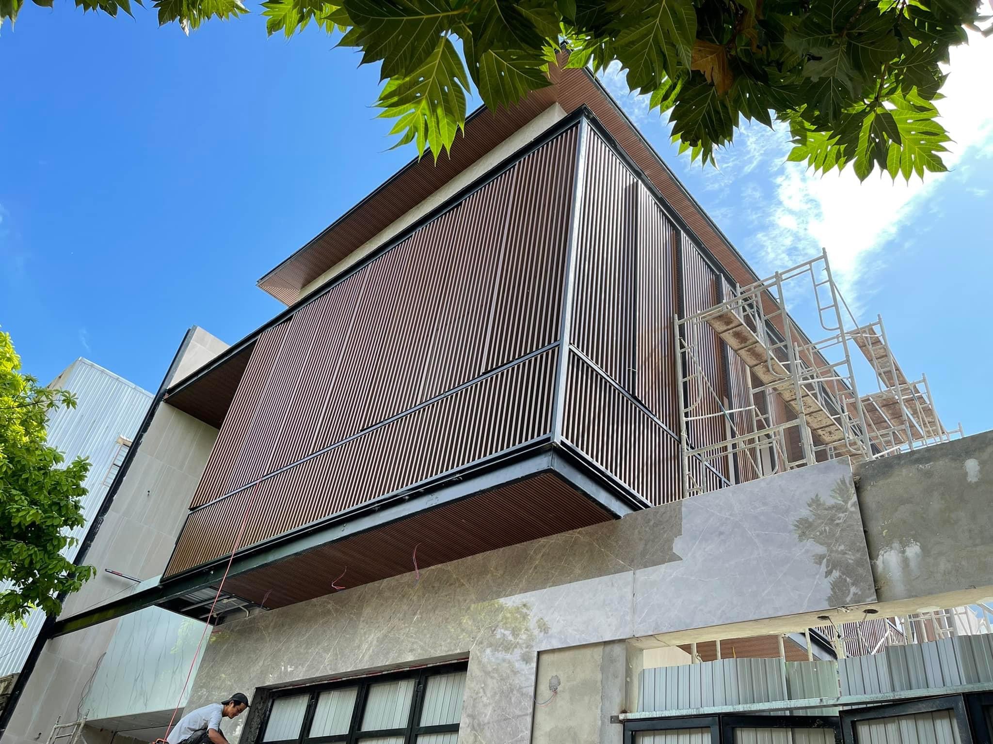 Hệ lam đứng ngoài trời trên mặt tiền công trình