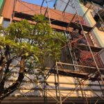 Hệ lam đứng mặt tiền nhà phố trong quá trình thi công