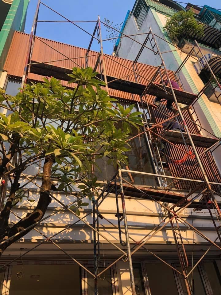 Hệ lam đứng mặt tiền nhà phố trong quá trình thi công