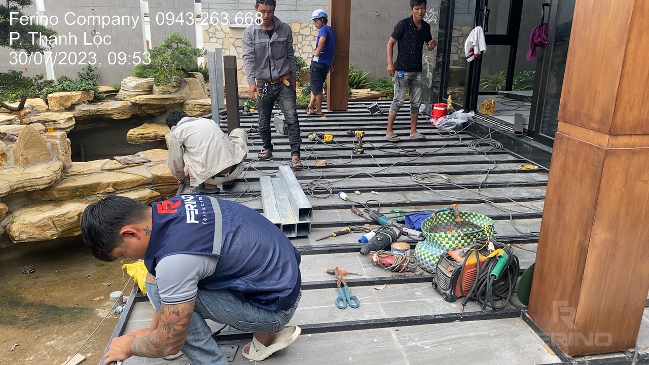 Lắp đặt sàn gỗ nhựa trên hệ xương kim loại
