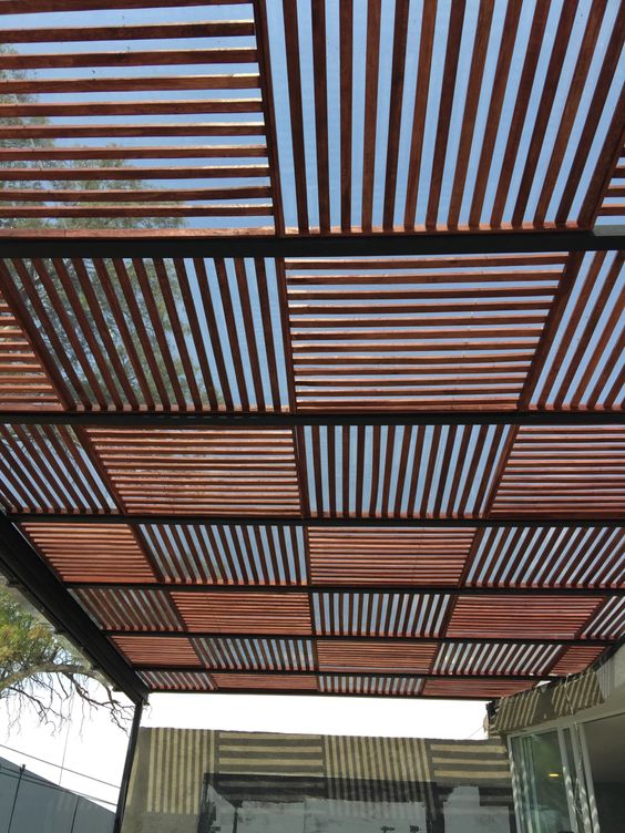 Pergola chia ô với các hướng lam che nắng khác nhau