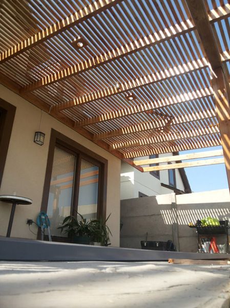 Pergola hiên nhà với hệ lam tạo hiệu ứng bóng đổ