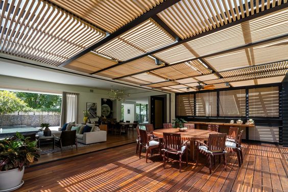 Pergola che nắng cho khu ăn uống ngoài trời