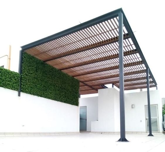 Pergola khung tối màu kết hợp lam che nắng màu gỗ