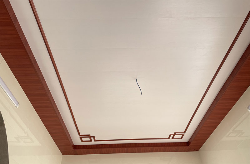 Mẫu trần Nano phẳng viền gỗ trang trí