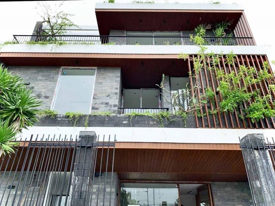 Mặt tiền nhà phố với các mảng ốp màu gỗ