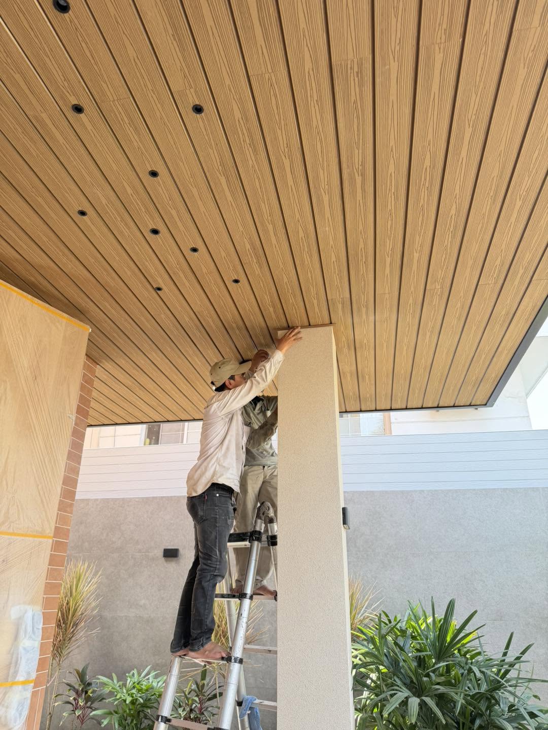 Thi công ốp trần gỗ nhựa dưới mái hiên