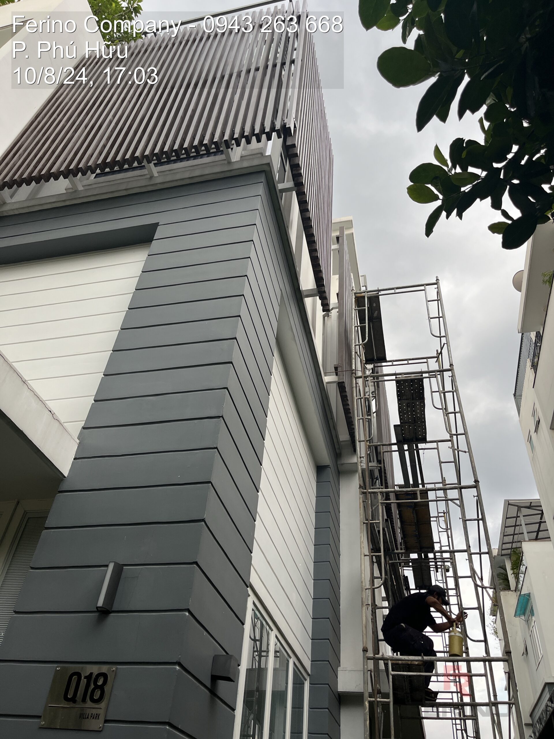 Mặt tiền ốp ngoài trời dạng khối đang hoàn thiện