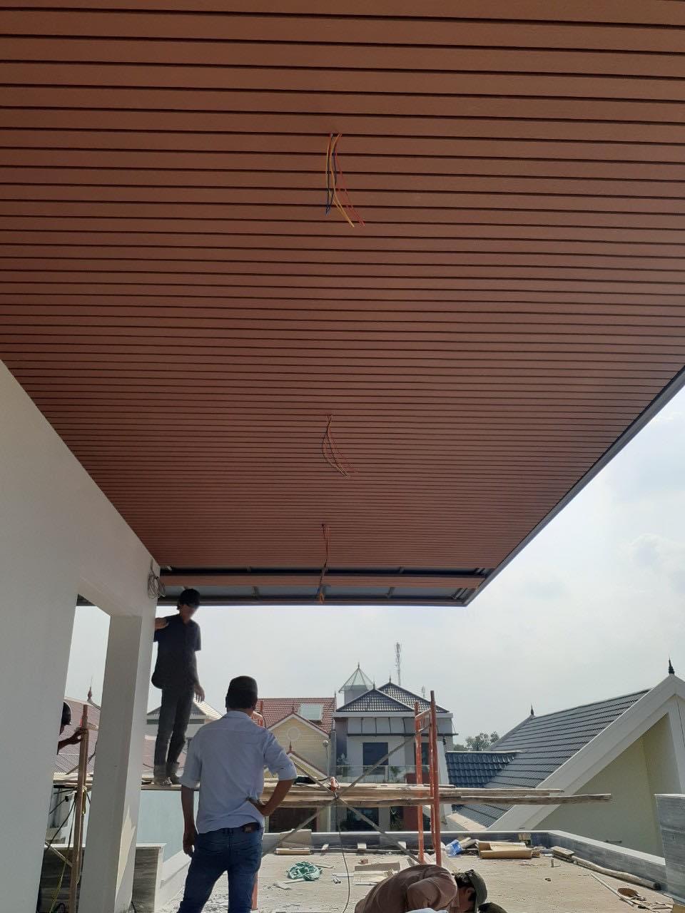 Thi công hệ ốp trần ngoài trời dưới mái đua