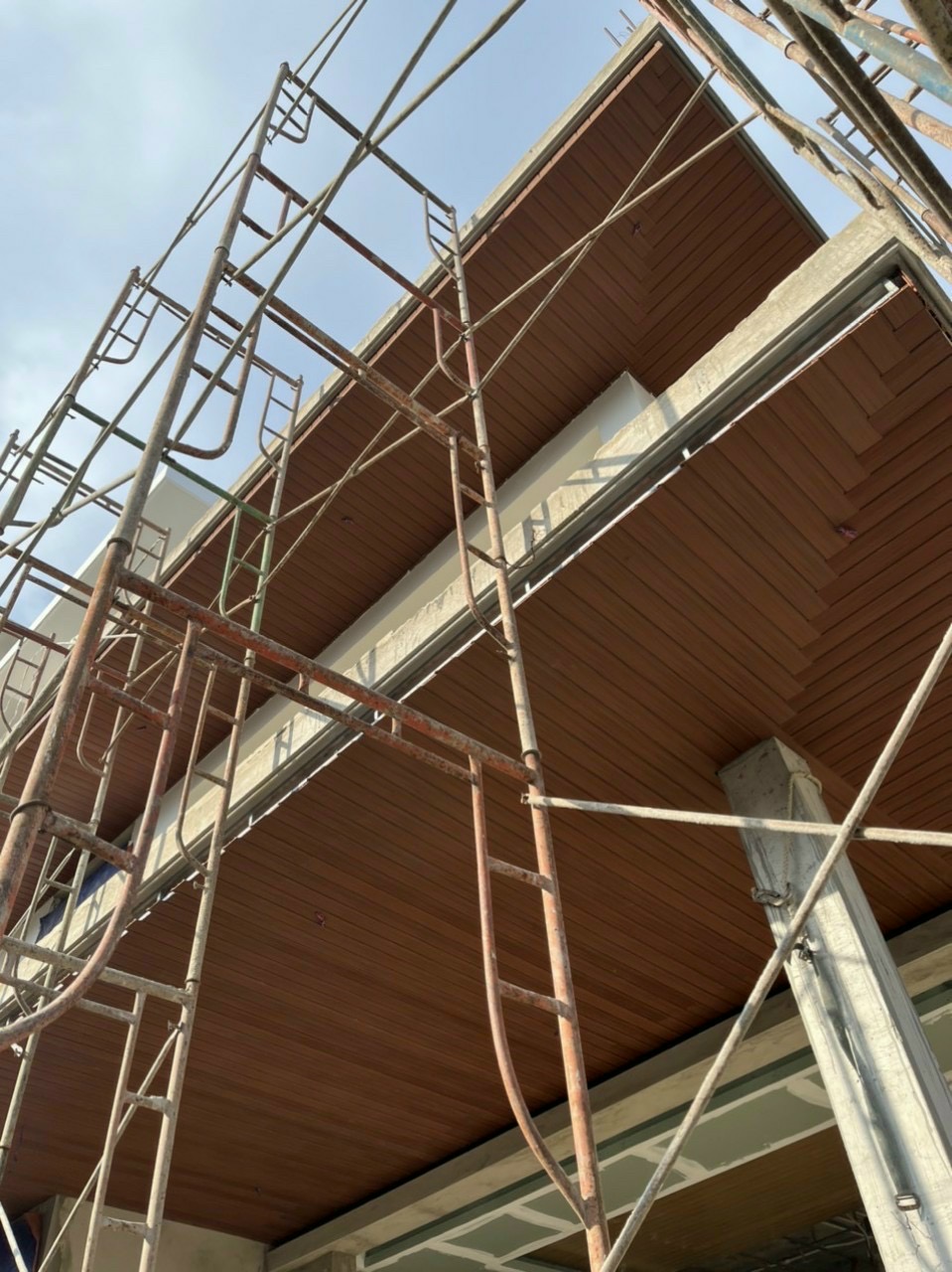 Giàn giáo trước mảng ốp ngoài trời đang thi công