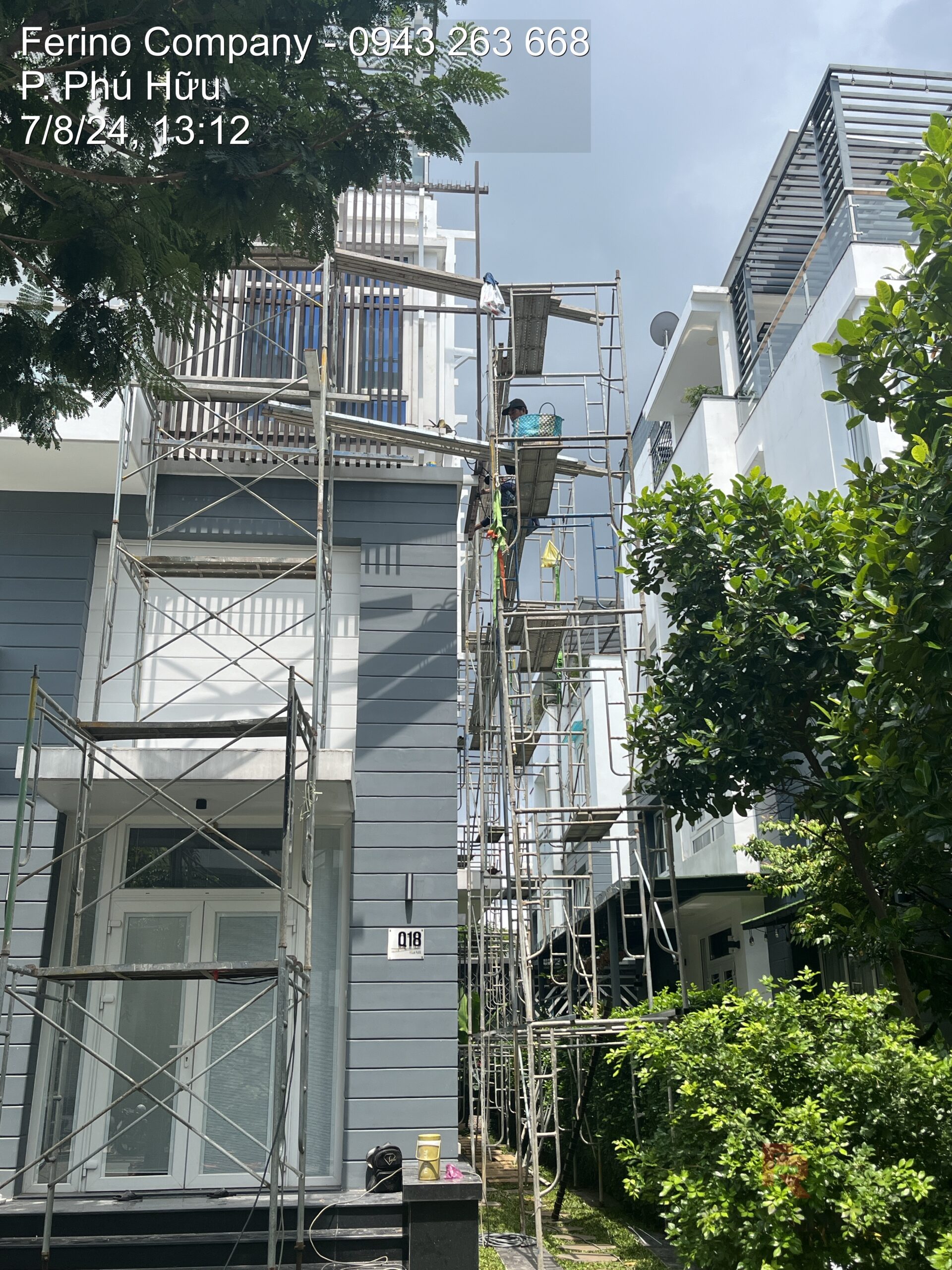 Vật liệu ốp ngoài trời tập kết tại công trường