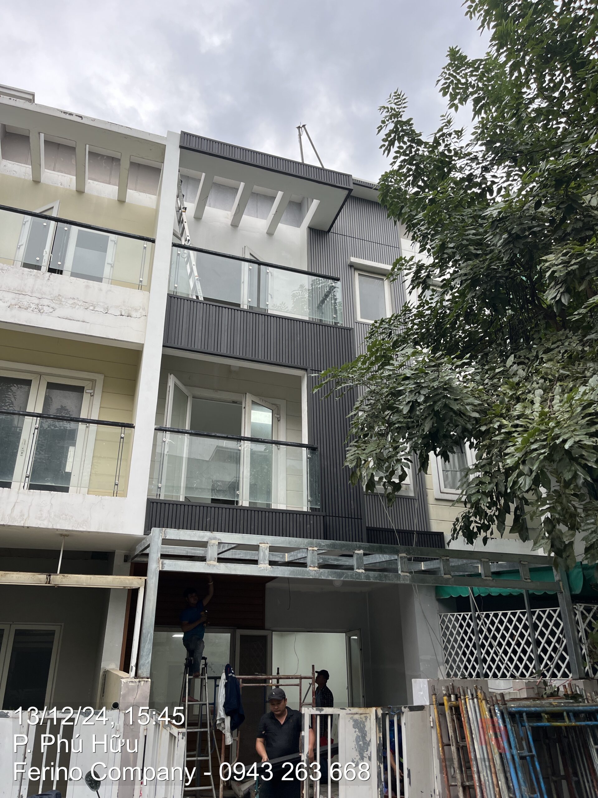 Mặt tiền nhà phố đang thi công mảng ốp ngoài trời