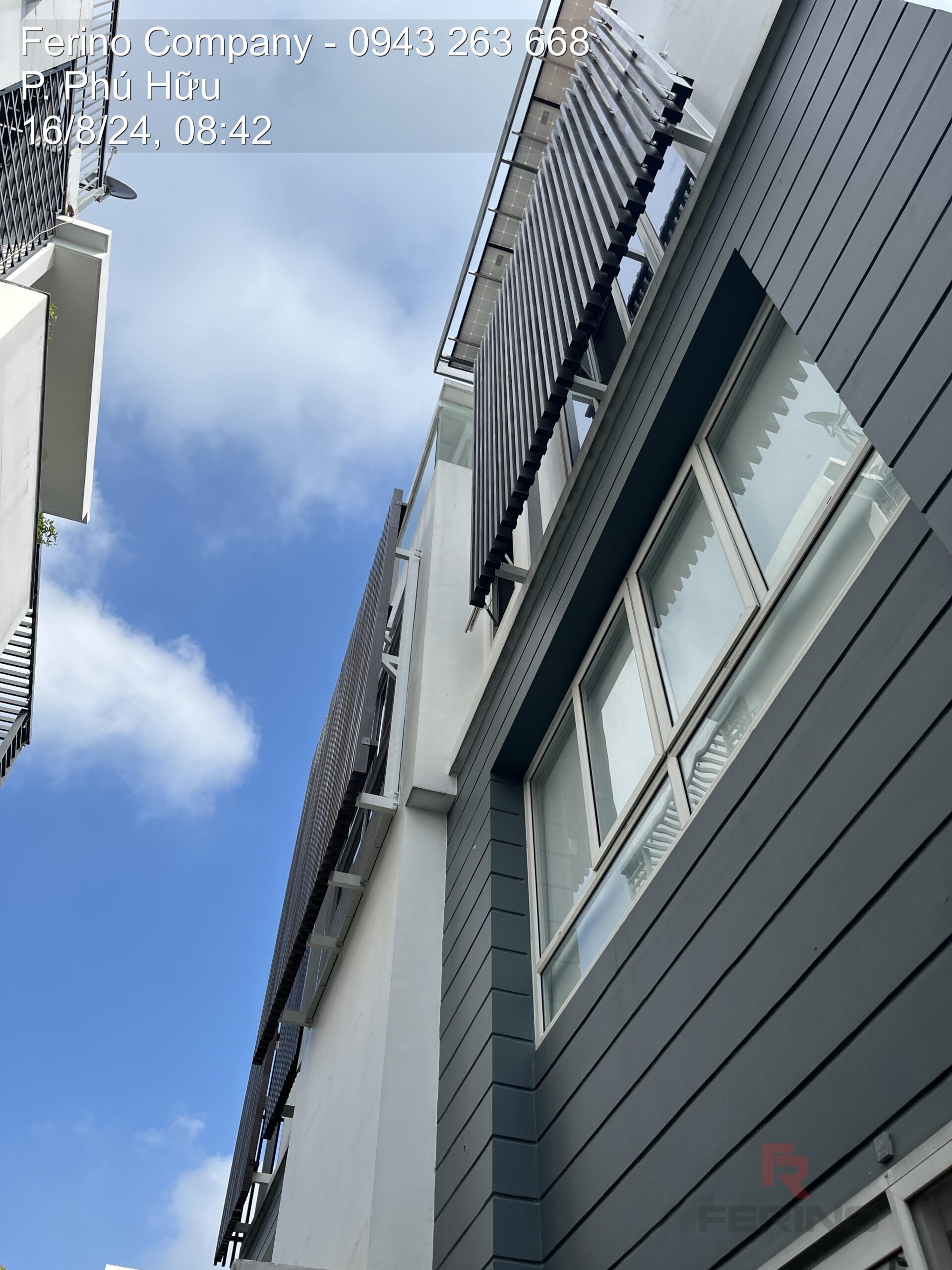 Chi tiết mảng ốp xám quanh cửa sổ