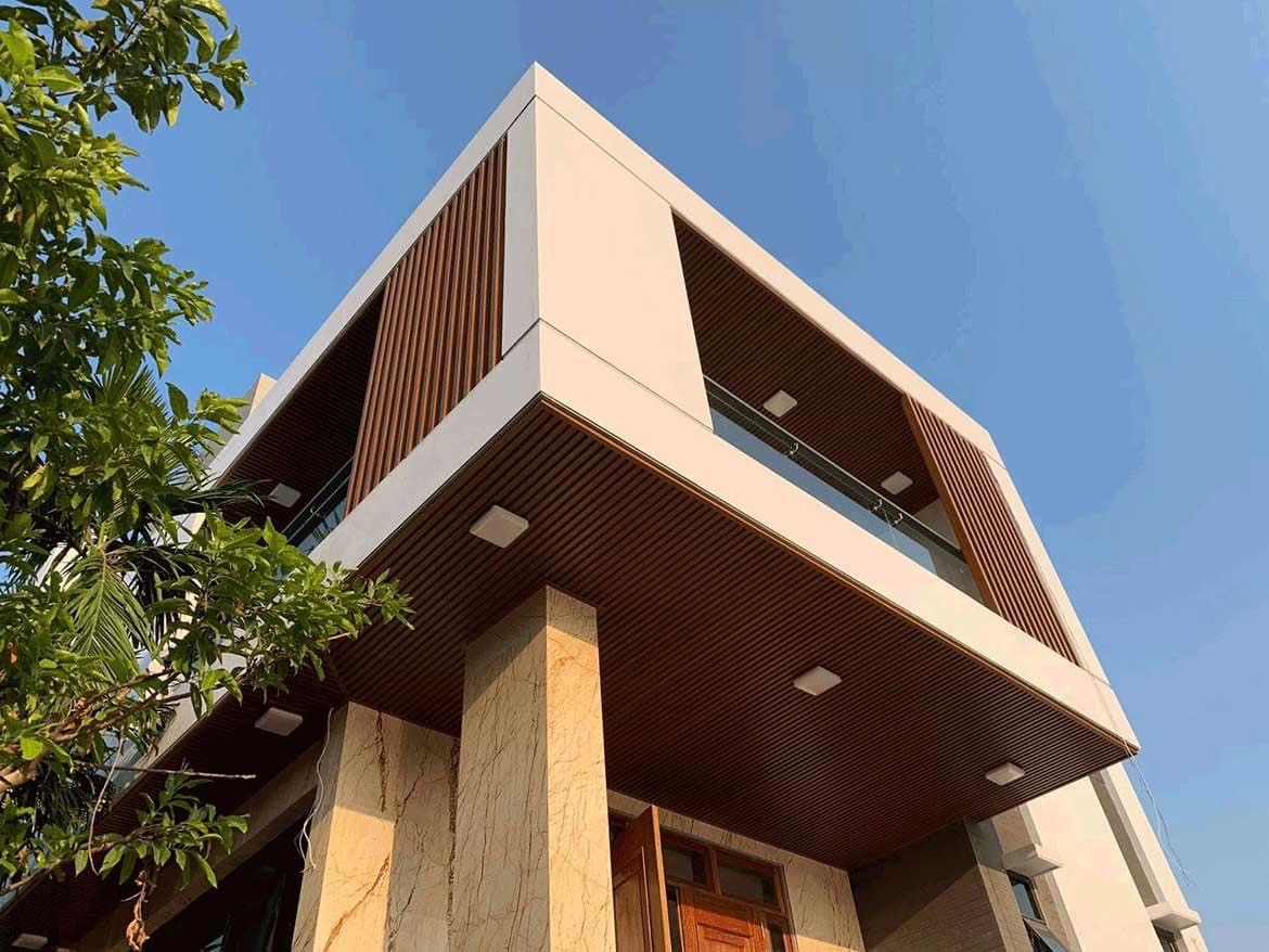 Mảng ốp ngoài trời tạo khối cho ban công villa
