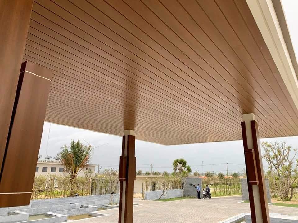 Trần hiên rộng màu gỗ cho không gian mở