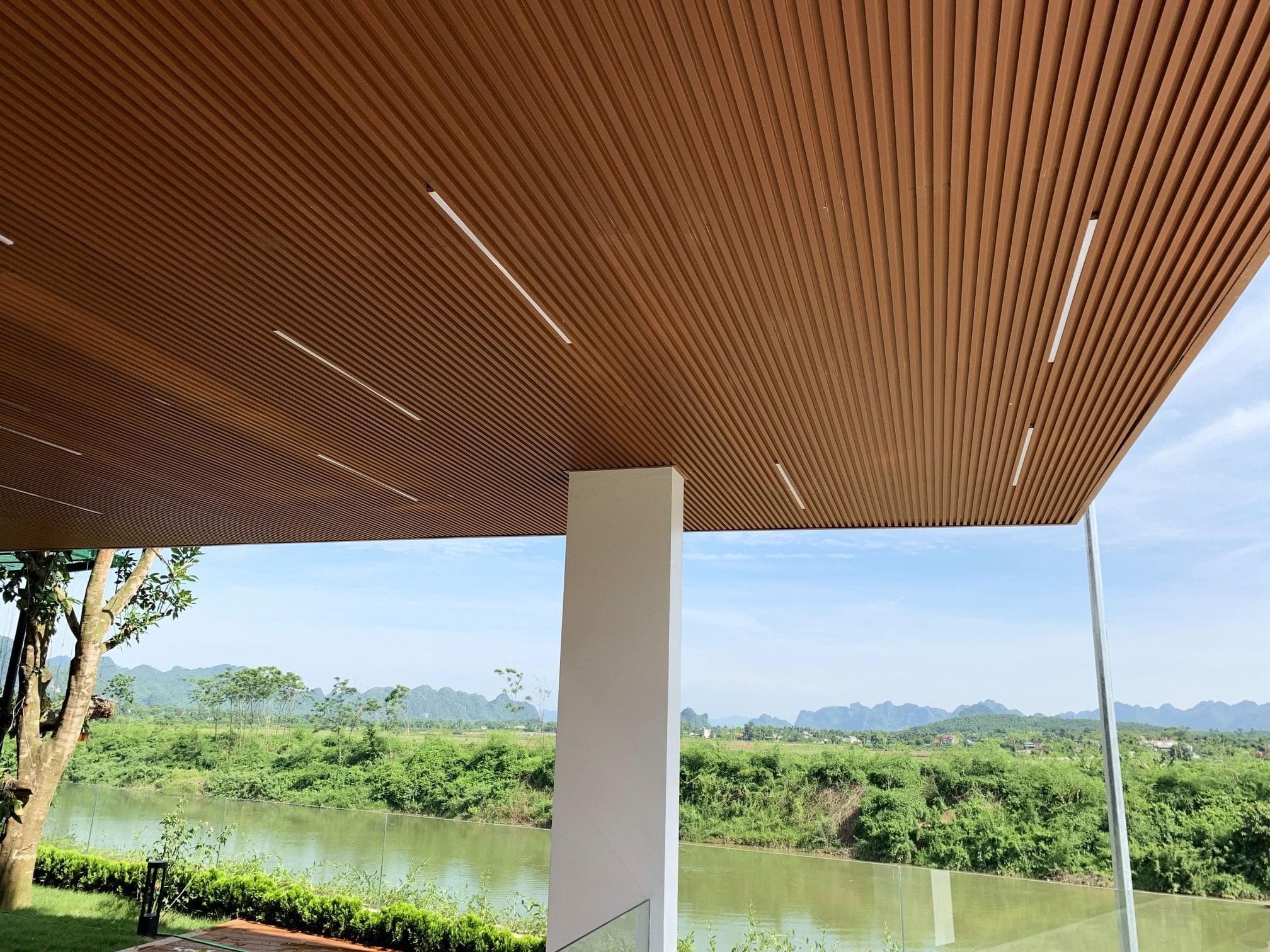 Trần lam màu gỗ cho hiên mở nhìn ra cảnh quan