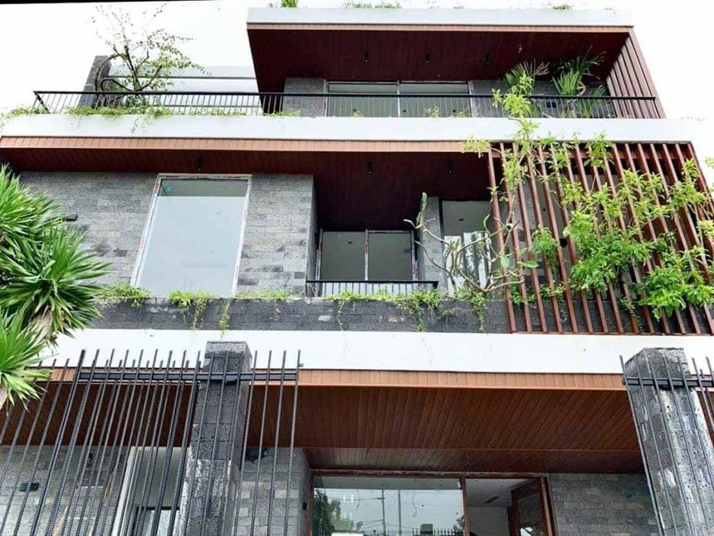 Mặt tiền hiện đại với trần và mảng ốp màu gỗ