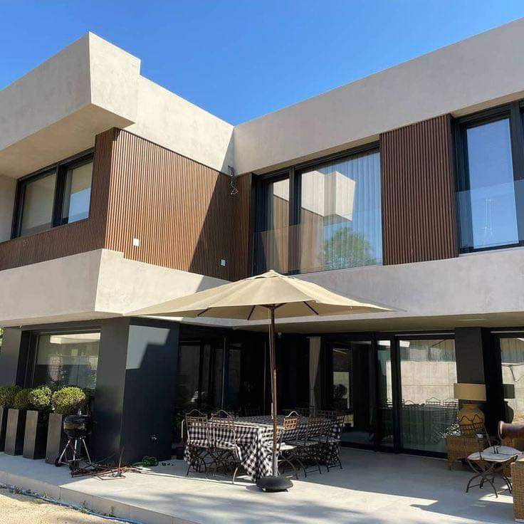 Villa hiện đại phối tấm ốp ngoài trời màu gỗ