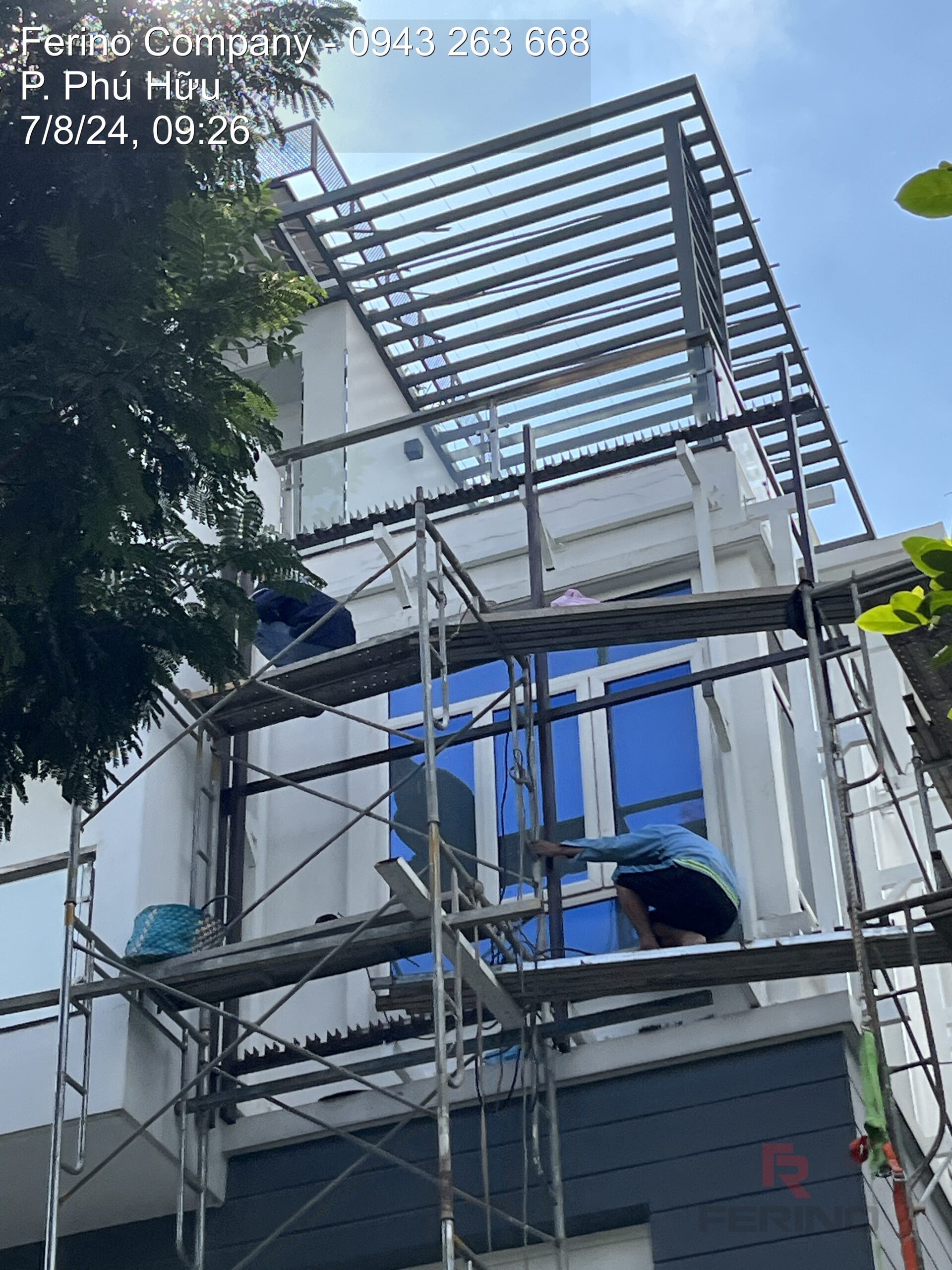 Thi công hệ khung và lam ngoài trời trên mặt tiền